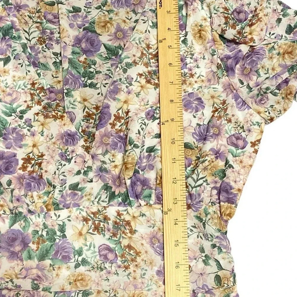 Papaya floral top size large floral pattern and deep V Neck - Picture 7 of 8